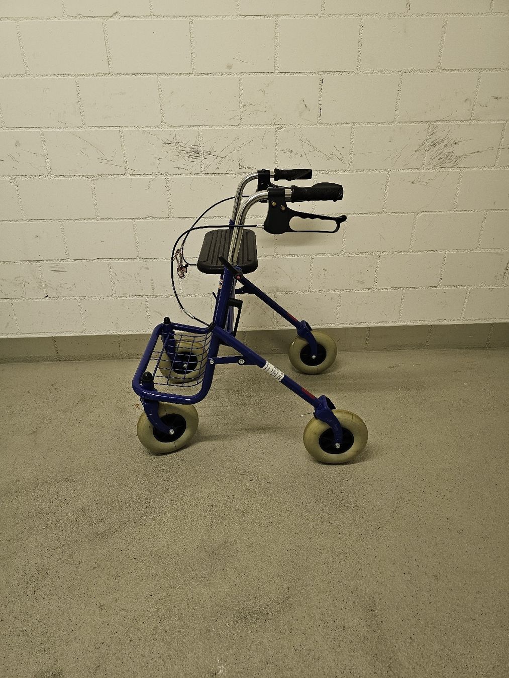Gehhilfen: Rollator zu verkaufen – Gebraucht aus Rotkreuz von AmbS009 2