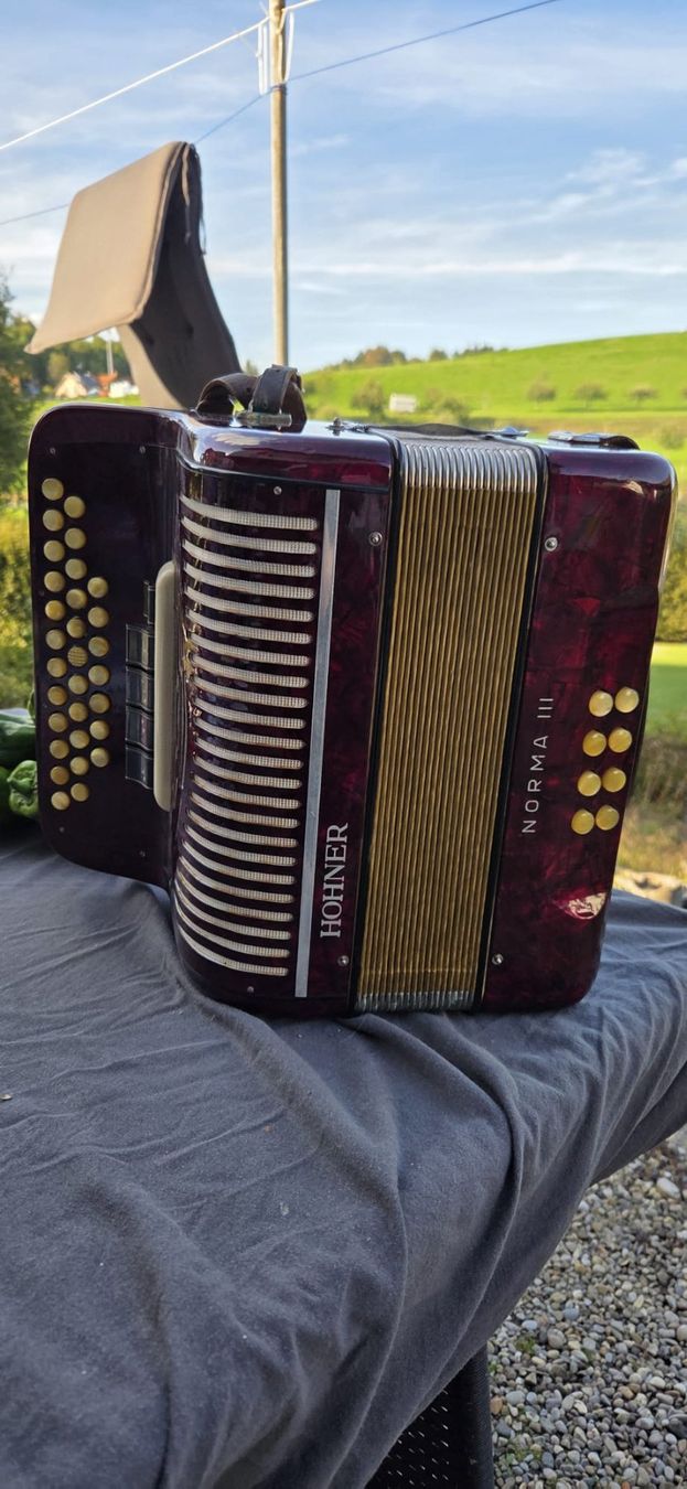 Strumenti musicali: Akkordeon Hohner Norma III rot – Usato da Hauptwil venduto da dornroeschen7 2
