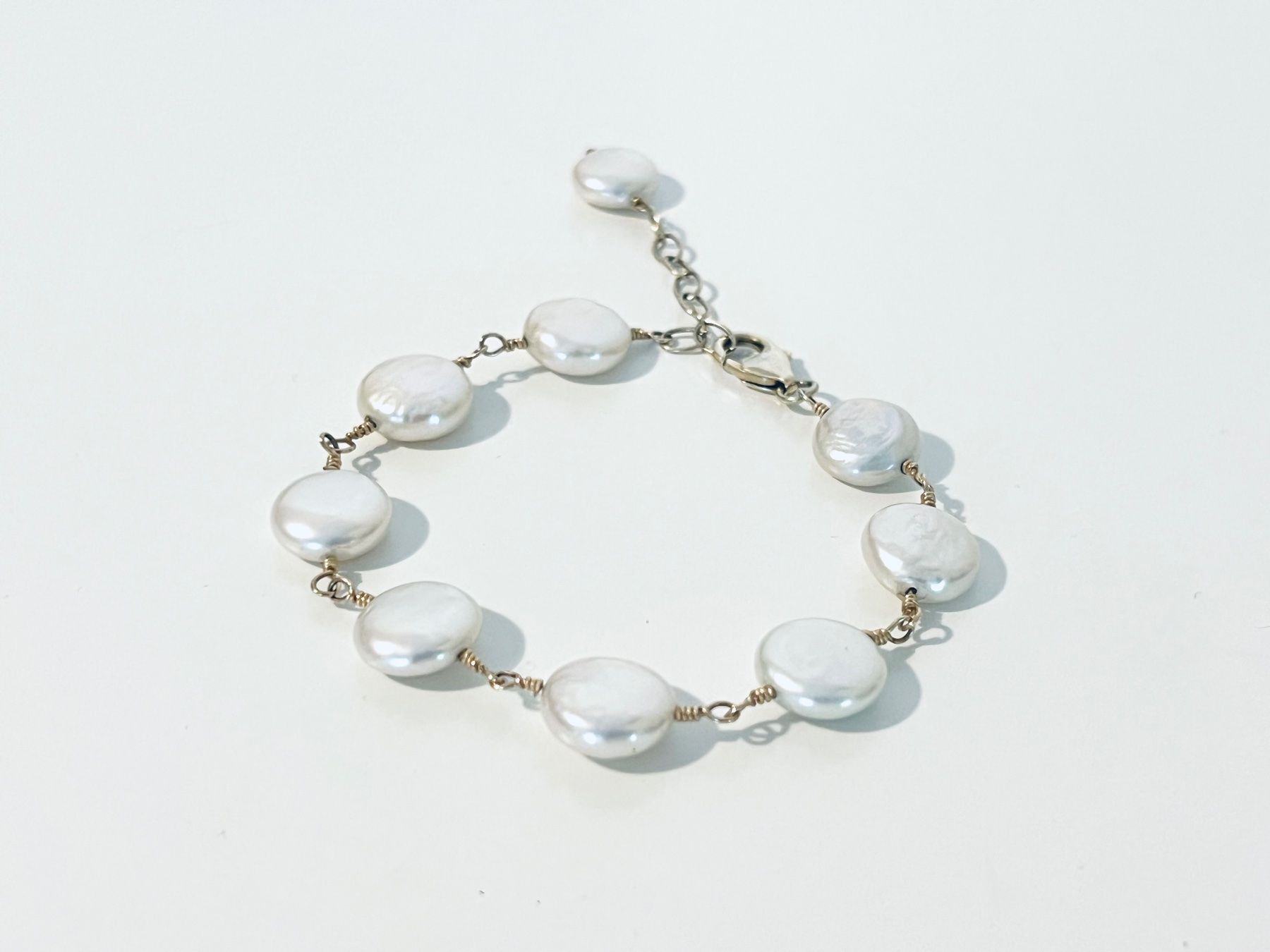 Armbänder & -reifen: Weisses Perlen Armband Vergoldet – Neu und originalverpackt aus Rüschlikon von ThereseJewelryDesign 1