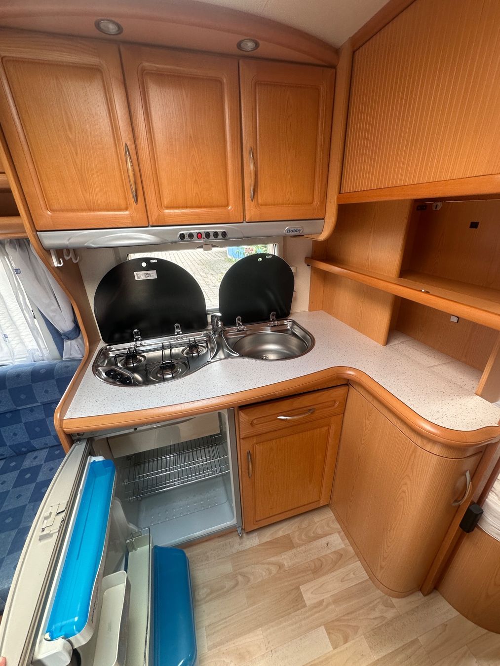 Hobby Véhicules de camping: Hobby 460 Wohnwagen inkl Vorzelt – D'occasion à Otelfingen par inf_2rkm 4