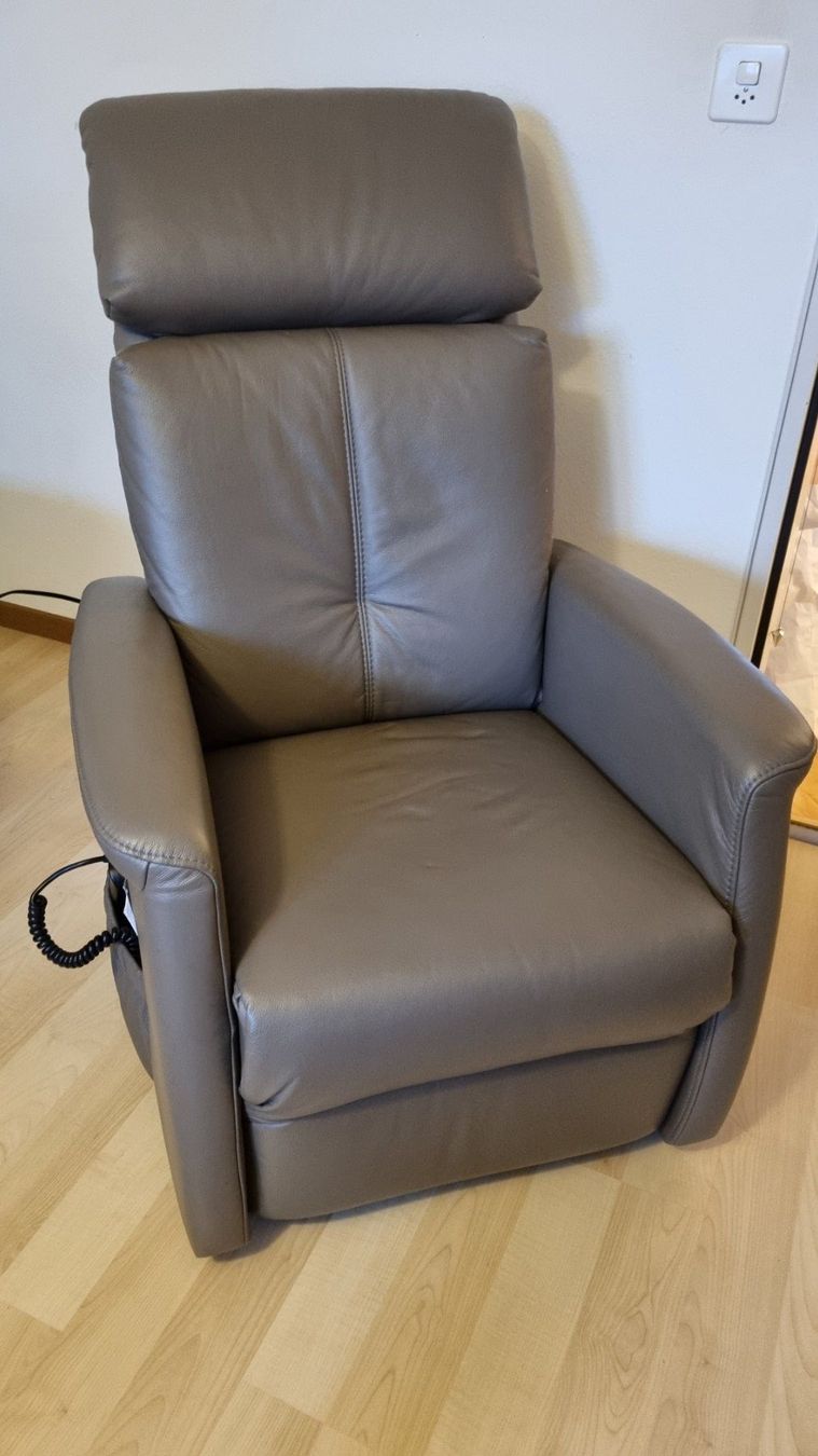 Himolla Poltrone: Himolla Gesundheits-/Relaxsessel, Modell 9874 – Usato da Schwerzenbach venduto da Plateman