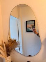 Trendiger, asymmetrischer Wandspiegel