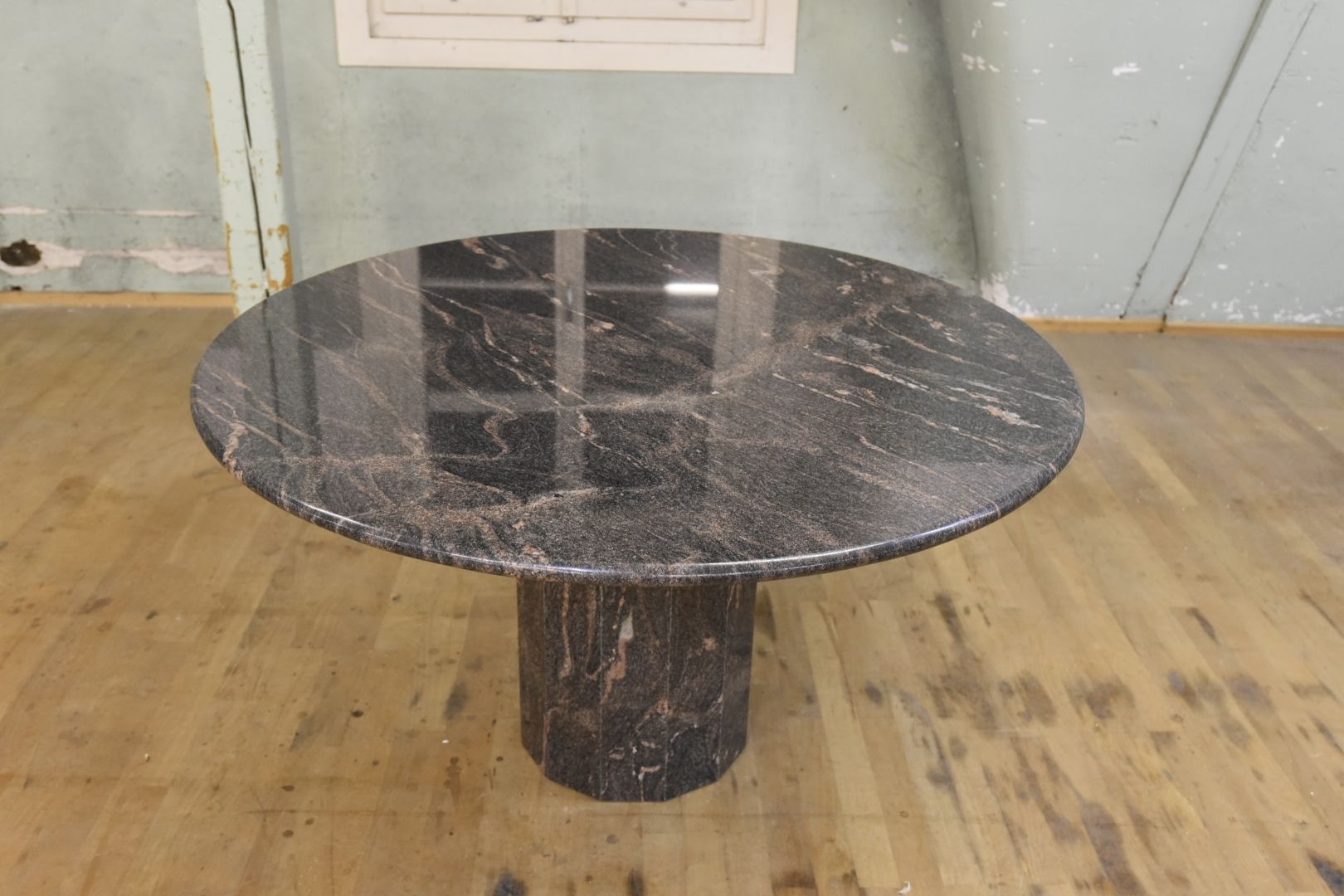 Tavoli: runder Designer Tisch aus Granit – Usato da Lichtensteig venduto da UsedIN 5