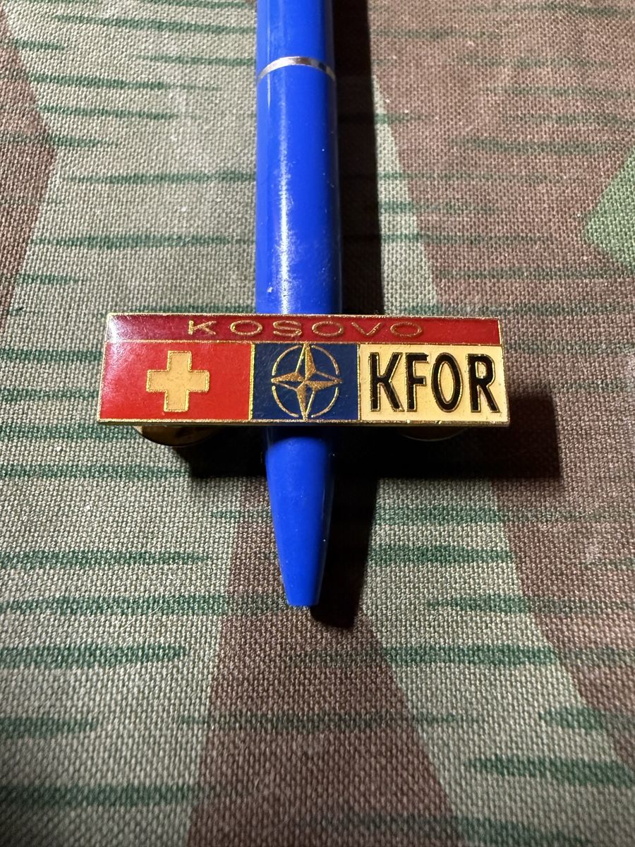 Schweizer Armee Plaketten & Abzeichen: KFOR Pin – Gebraucht aus Wittnau von Helvetia1