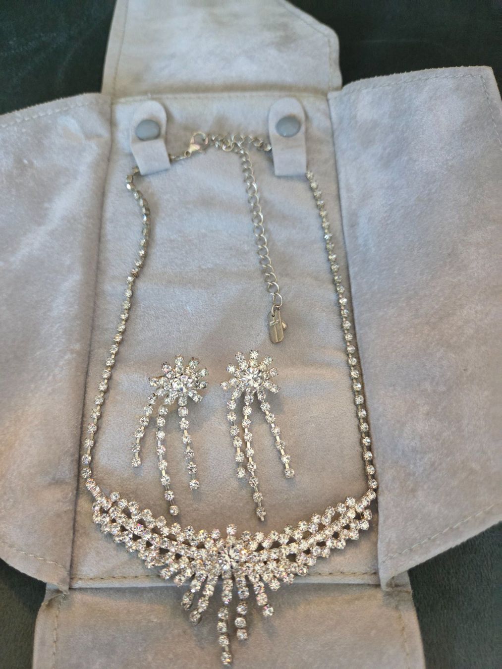 Altri gioielli: Schmuckset: Funkelnde Kette und Ohrringe mit Strass – Usato da Emmen venduto da GrabandGo 1