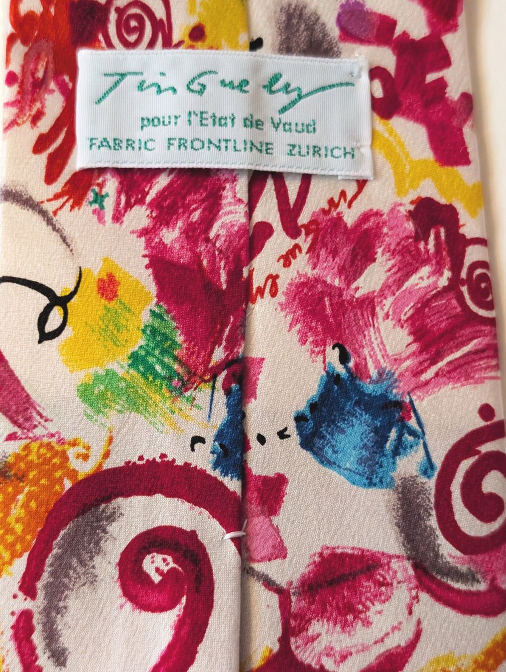 Fabric Frontline Cravatte: TINGUELY : Cravate 100% soie blanche/multicolore, 1er août ? – Usato da Petit-Lancy venduto da kine 1