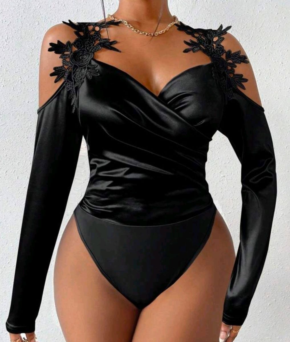 Top: Body noir chic à broderies, taille M – Nuovo (secondo la descrizione) da Lausanne venduto da Cassandra11