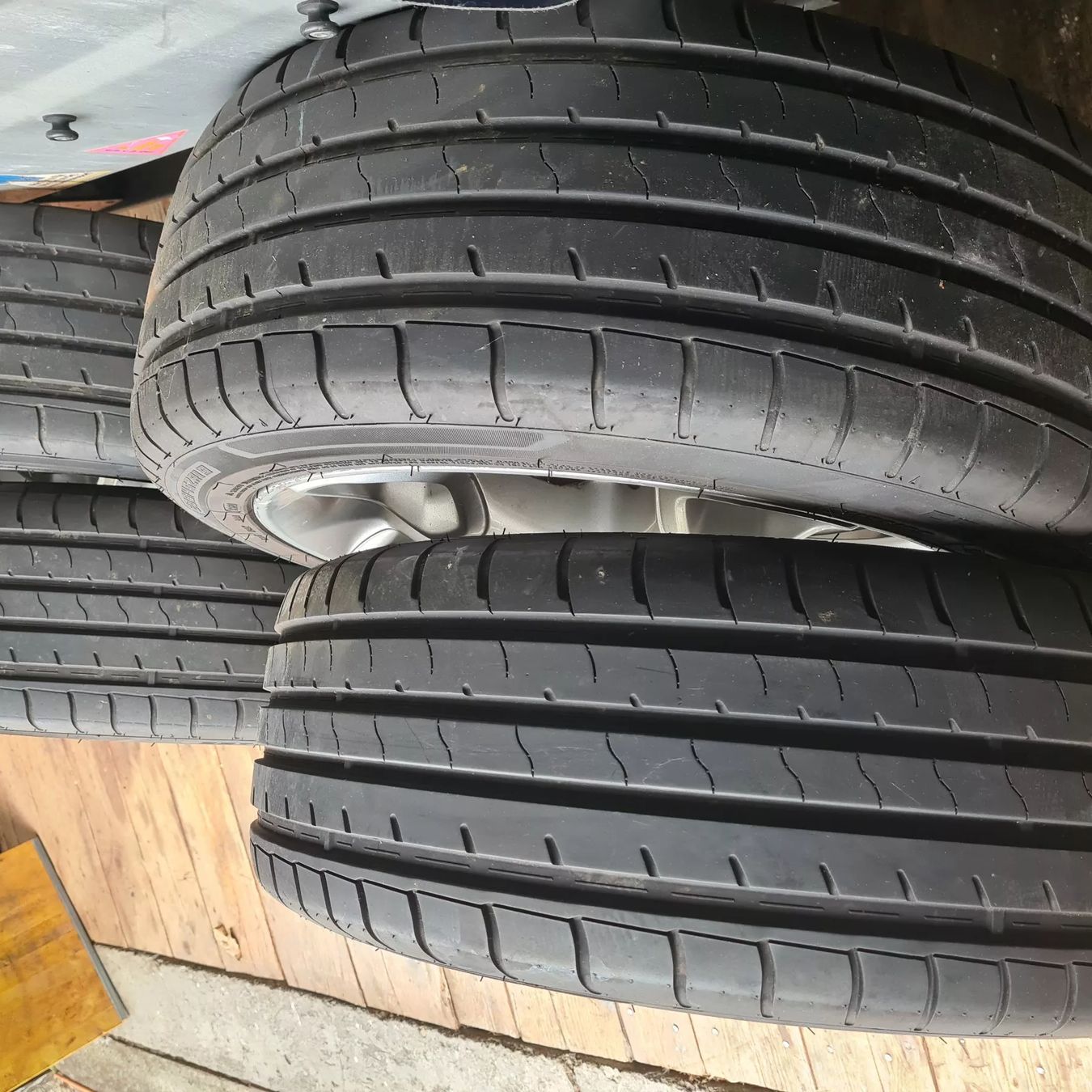 Ford Pneumatici & Ruote complete: Komplett - Räder Ford KUGA – Usato da Altdorf UR venduto da Volvo1992 2