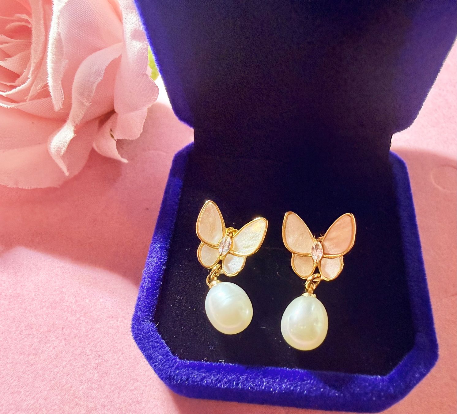 Orecchini pendenti & Orecchini a lobo: Boucles d'oreilles papillon nacré et perle – Nuovo e nell'imballaggio originale da St-Maurice venduto da Sandrinette123 1