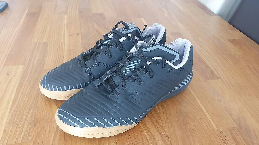 Decathlon Scarpe per ragazzi: Fussballschuhe wie neu Gr. 41 – Usato da Liestal venduto da kwonn
