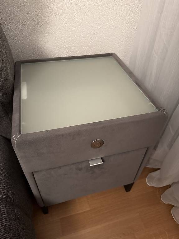 Comodini: 2 elegante Nachttische mit Glasplatte – Usato da Suhr venduto da Norio3
