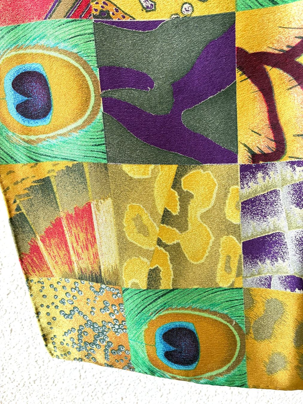 Foulard & Sciarpe: Seidenfoulard mit buntem Patchworkmuster Pfauenauge – Usato da Kloten venduto da Nephty
