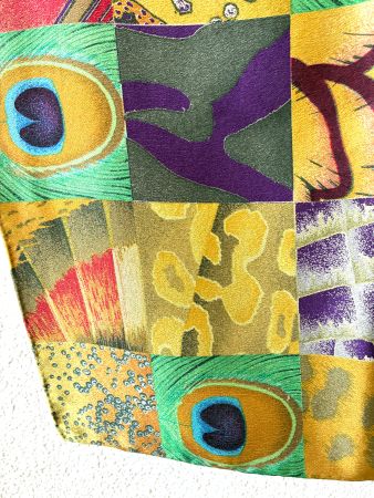 Seidenfoulard mit buntem Patchworkmuster Pfauenauge
