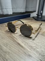 Elegante goldene Brille mit runden schwarzen Gläsern