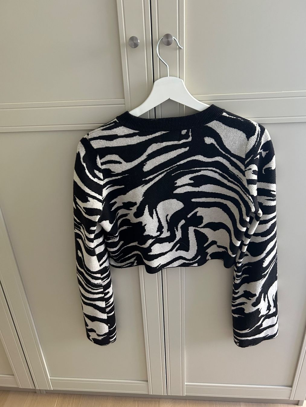 H&M Maglioni & Felpe: H&M cropped Zebra Strick-Pullover, Grösse S – Usato da Solothurn venduto da anj_5zhn 1