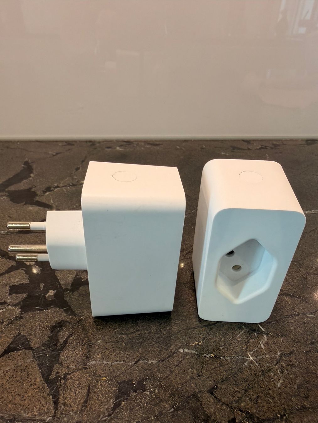 Philips Schalter: 2× Philips Hue Smart Plug (CH-Stecker) – Gebraucht aus Aarau Rohr von HappyKoala