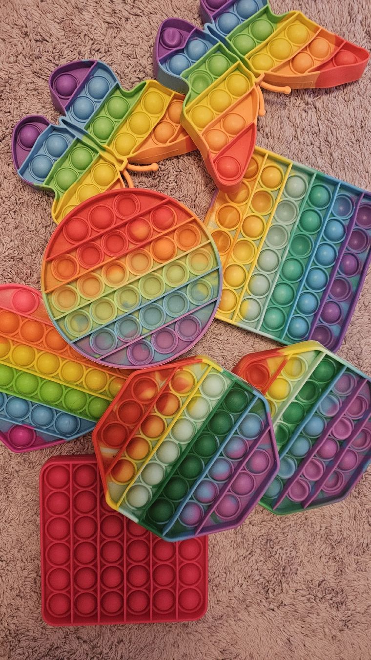 Spielzeuge: 8 Set Pop It Spielzeug, Regenbogen – Gebraucht aus Richterswil von Dakiii