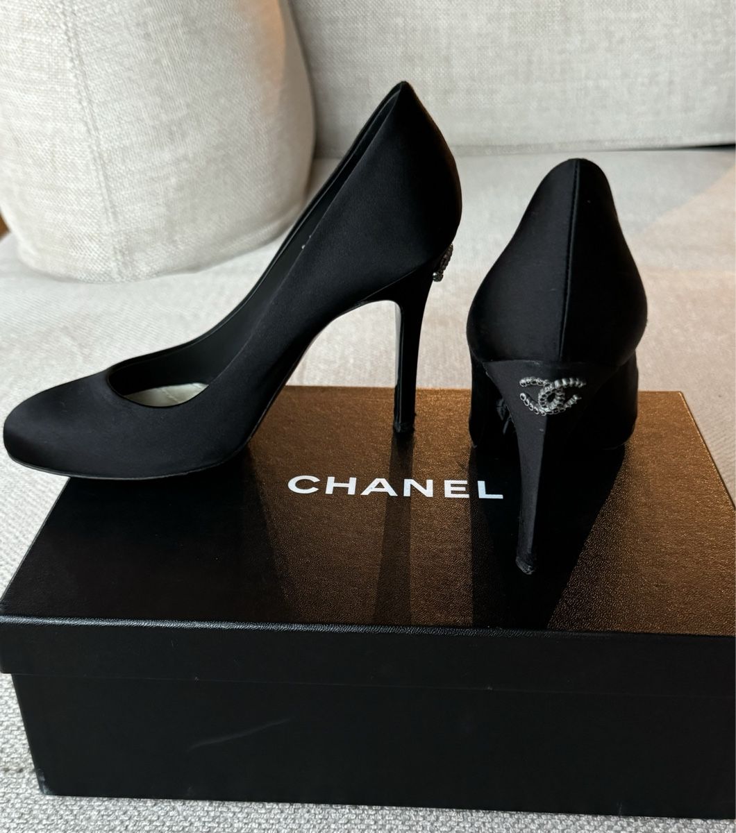 Chanel Scarpe da donna: Escarpins Chanel satin noir logo strass – Usato da Villars-sur-Glâne venduto da Sunshine-8 2