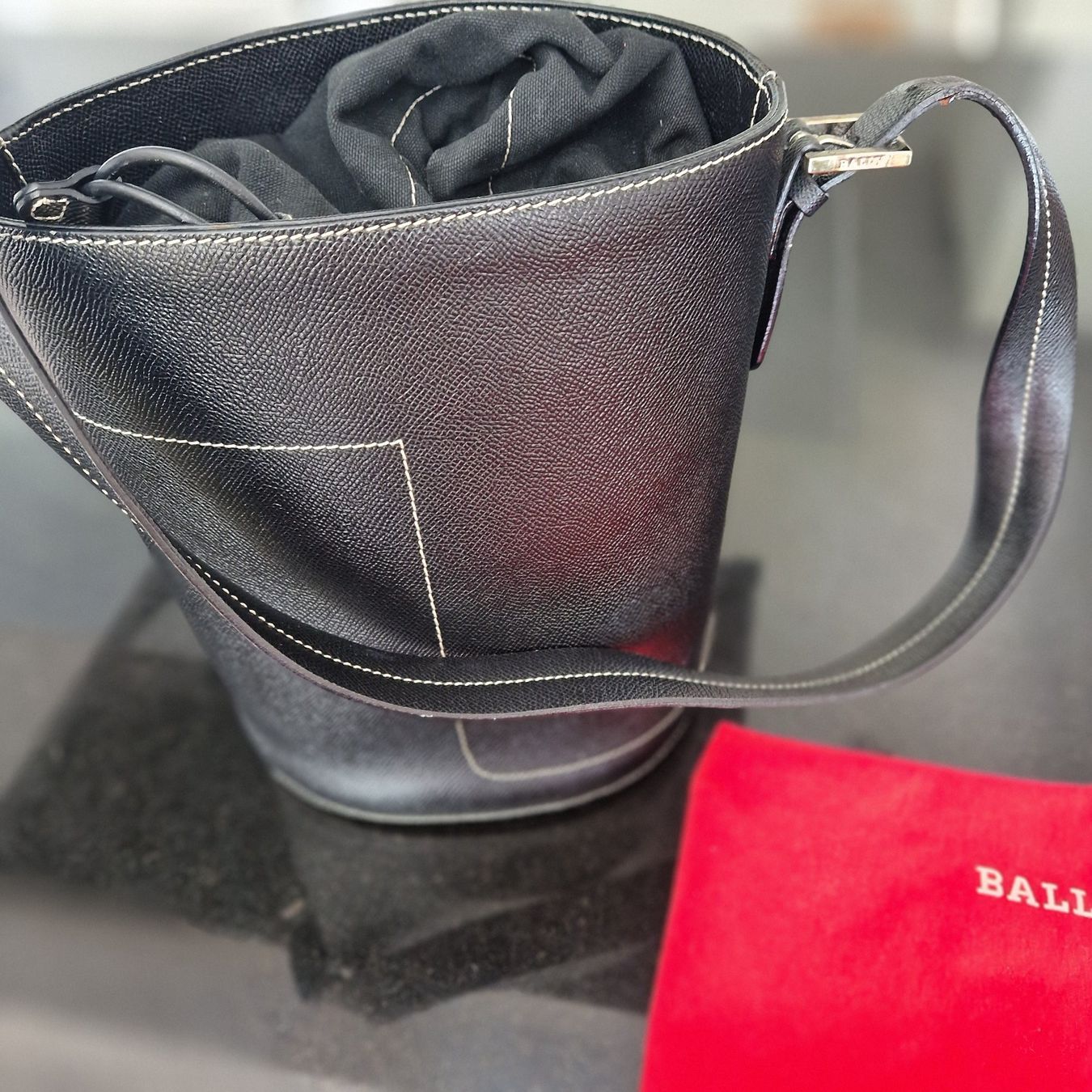 Bally Borse da donna: Bally Drawstring Bucket Bag, schwarz J2018 – Usato da Gränichen venduto da sunchi07