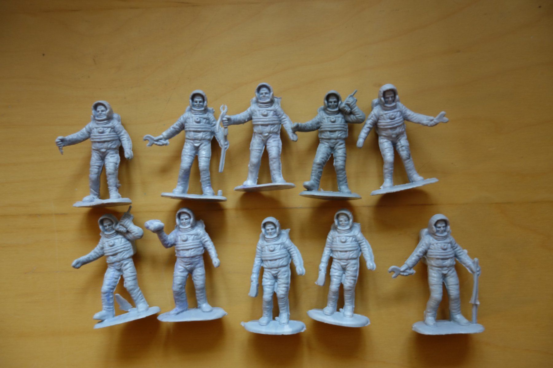 Figuren: Figurines astronautes – Gebraucht aus Romainmôtier von Iguazu12