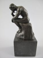 Wundervoll Bronze Figur der Denker Sockel Maße: 10x7x20 cm