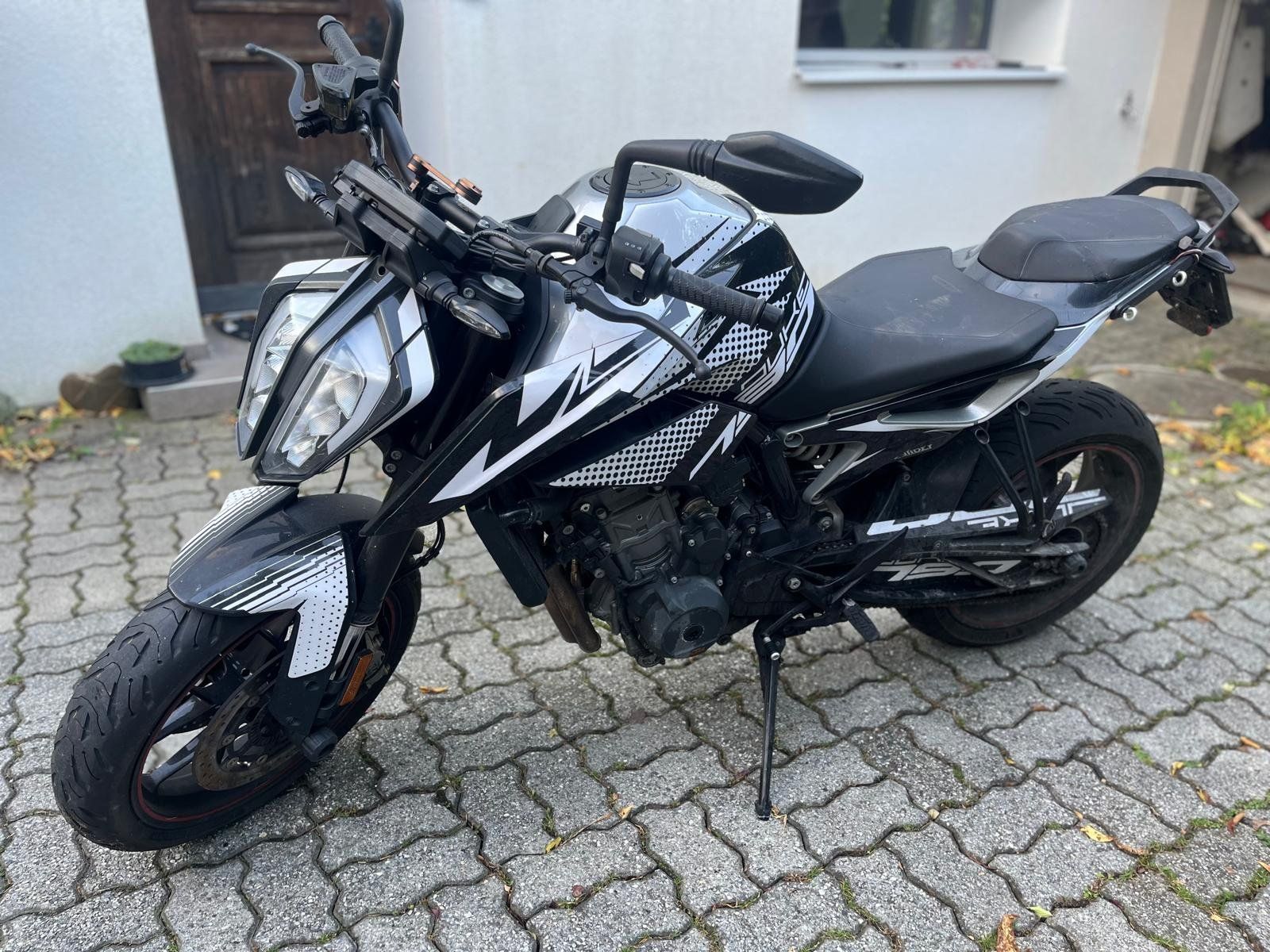 KTM Strada: KTM Duke 790 – Usato da Maienfeld venduto da tili01