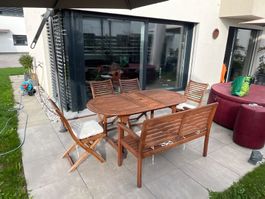 Table et chaises en bois bon état