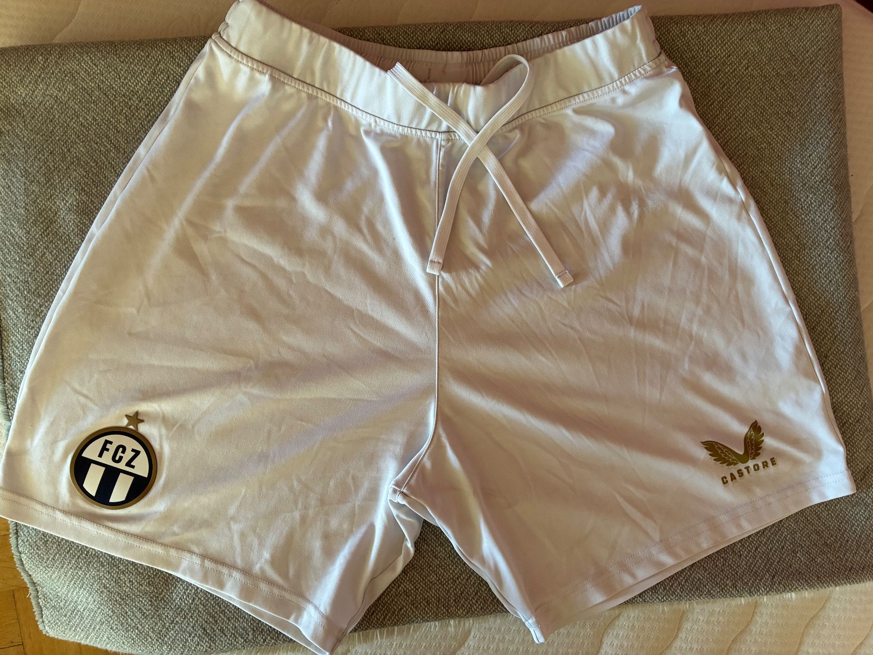 FCZ Pantaloni: FCZ Trikothose Saison 25/26 – Usato da Zürich venduto da ali_5m9b