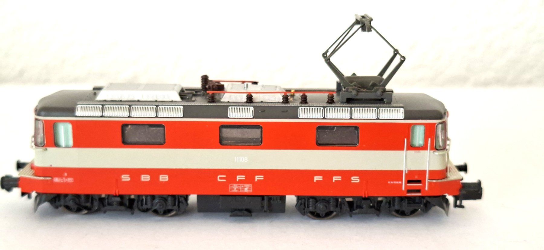 Hobbytrain Modellini di ferrovie: Hobbytrain Re 4/4 II Swiss Express " ANALOG " – Difettoso da Biberist venduto da Ntrains
