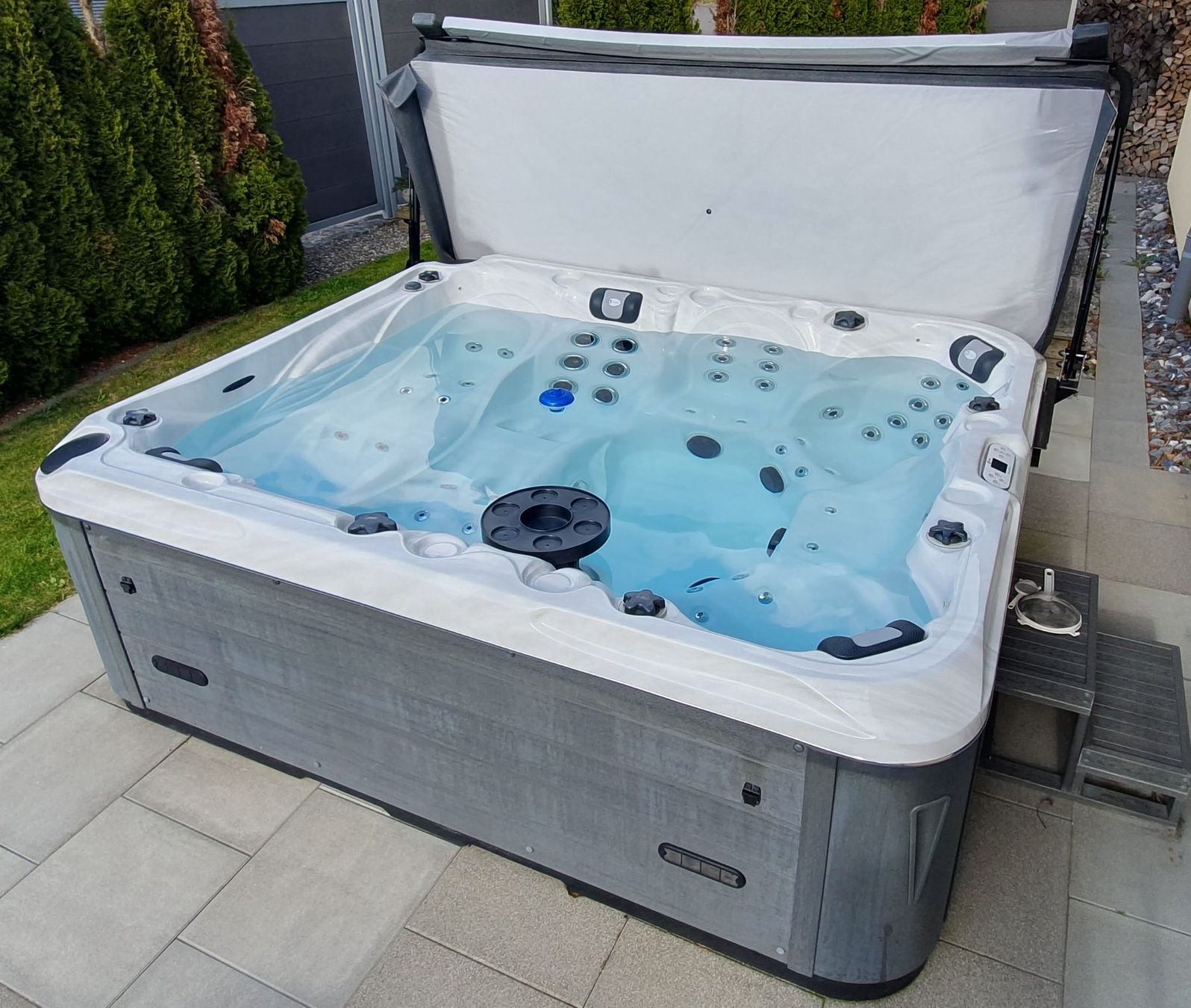 Whirlpool: Whirlpool Outdoor mit 6 Plätzen – Gebraucht aus Schänis von Regula1977