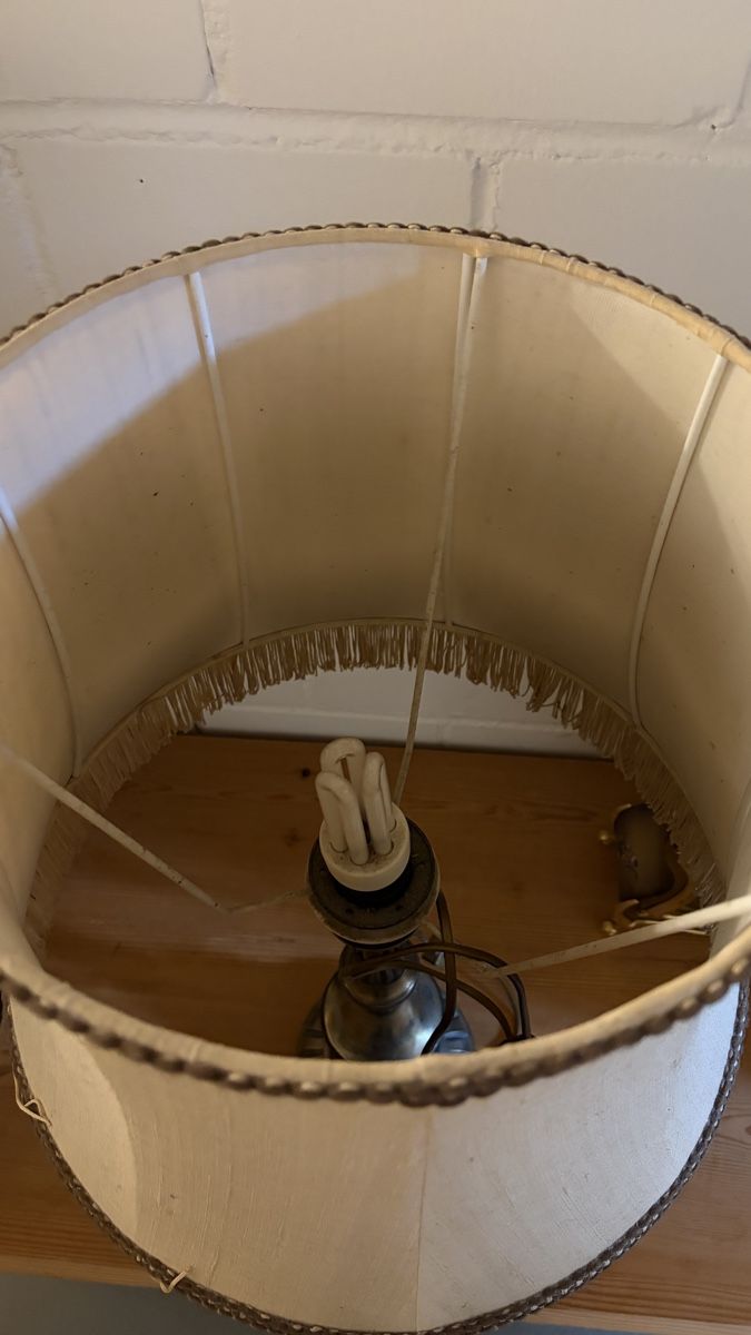 Lampes: Klassische Tischlampe mit Messingfuss und Stoffschirm – D'occasion à Altenrhein par Docdoc 1