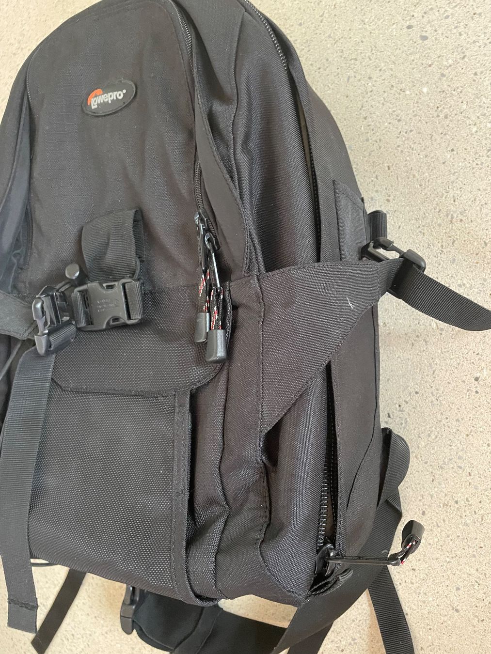 Lowepro Sacs à dos: Lowepro Fotorucksack - schwarz – D'occasion à Zürich par LodgE-21 1