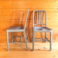 Zwei Designer Stühle von emeco Coca Cola 111 Navy Chair grau