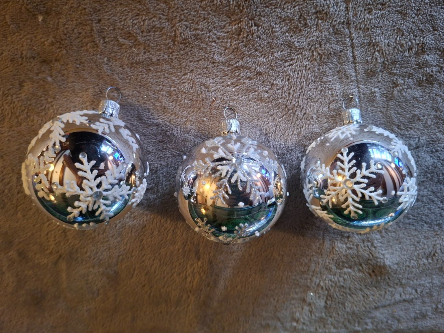 Tutte le decorazioni: 3  hübsche Weihnachtskugeln Glas mit Schneeflocken Motiv – Nuovo (secondo la descrizione) da Otelfingen venduto da silver-moon 1