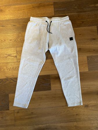 Superdry Tech Jogginghose mit Karottenschnitt Gr. L