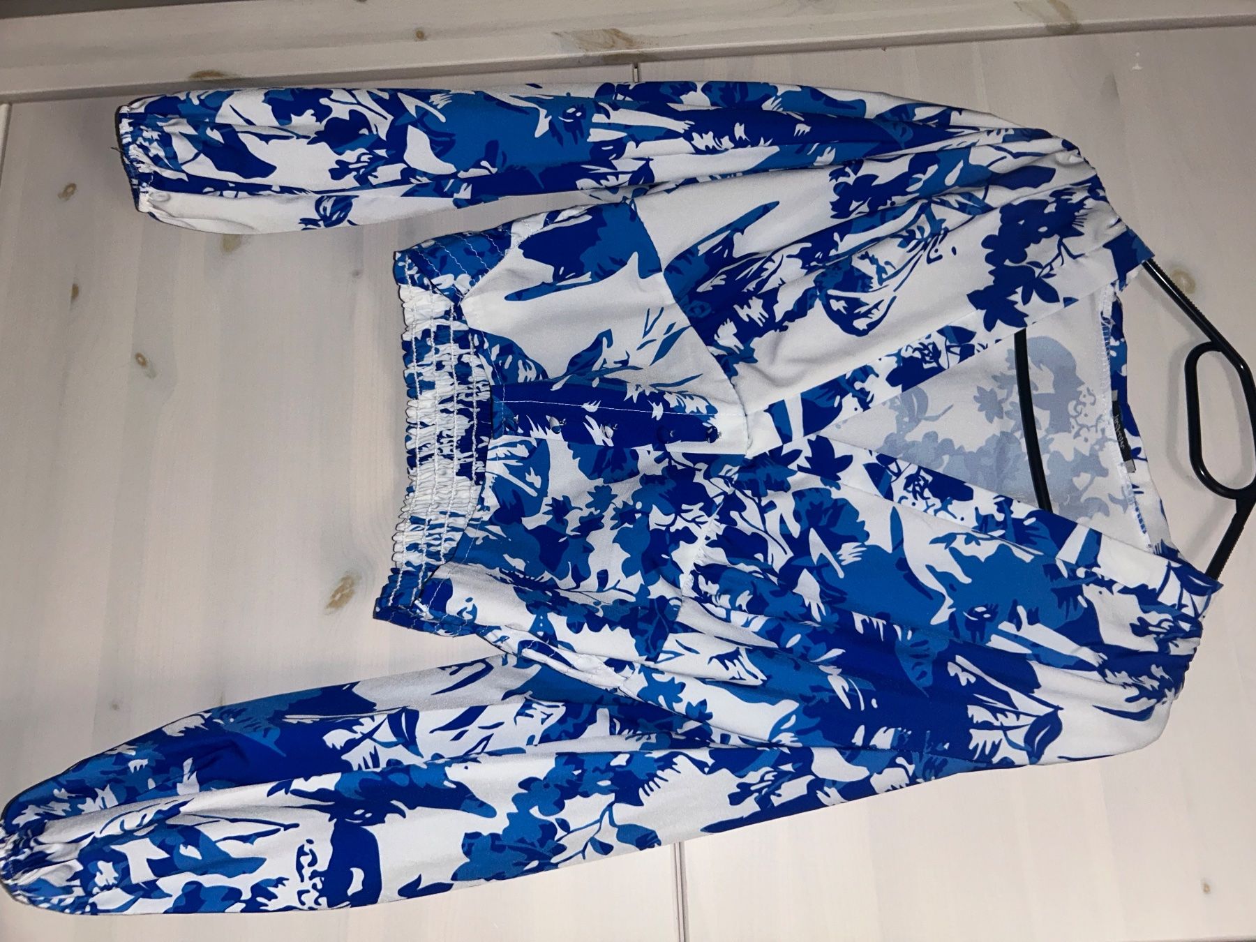 Top: Crop top à fleurs bleues et blanches, taille S/M, Été – Usato da Yverdon-les-Bains venduto da may_r5f7