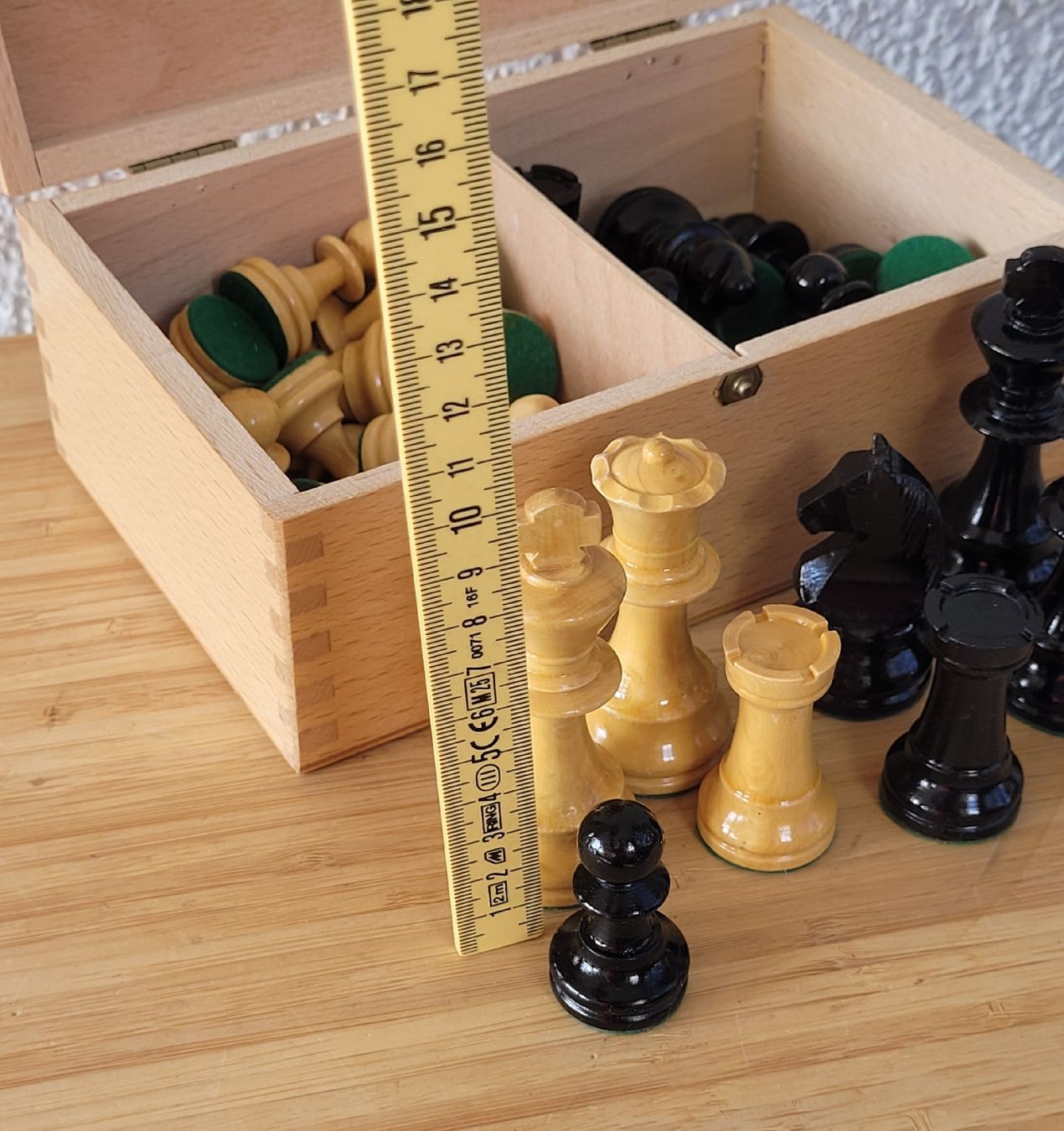 Giochi: Wunderschöne Vintage Schachfiguren Holz mit Samtbödeli – Usato da Buttikon SZ venduto da Renco