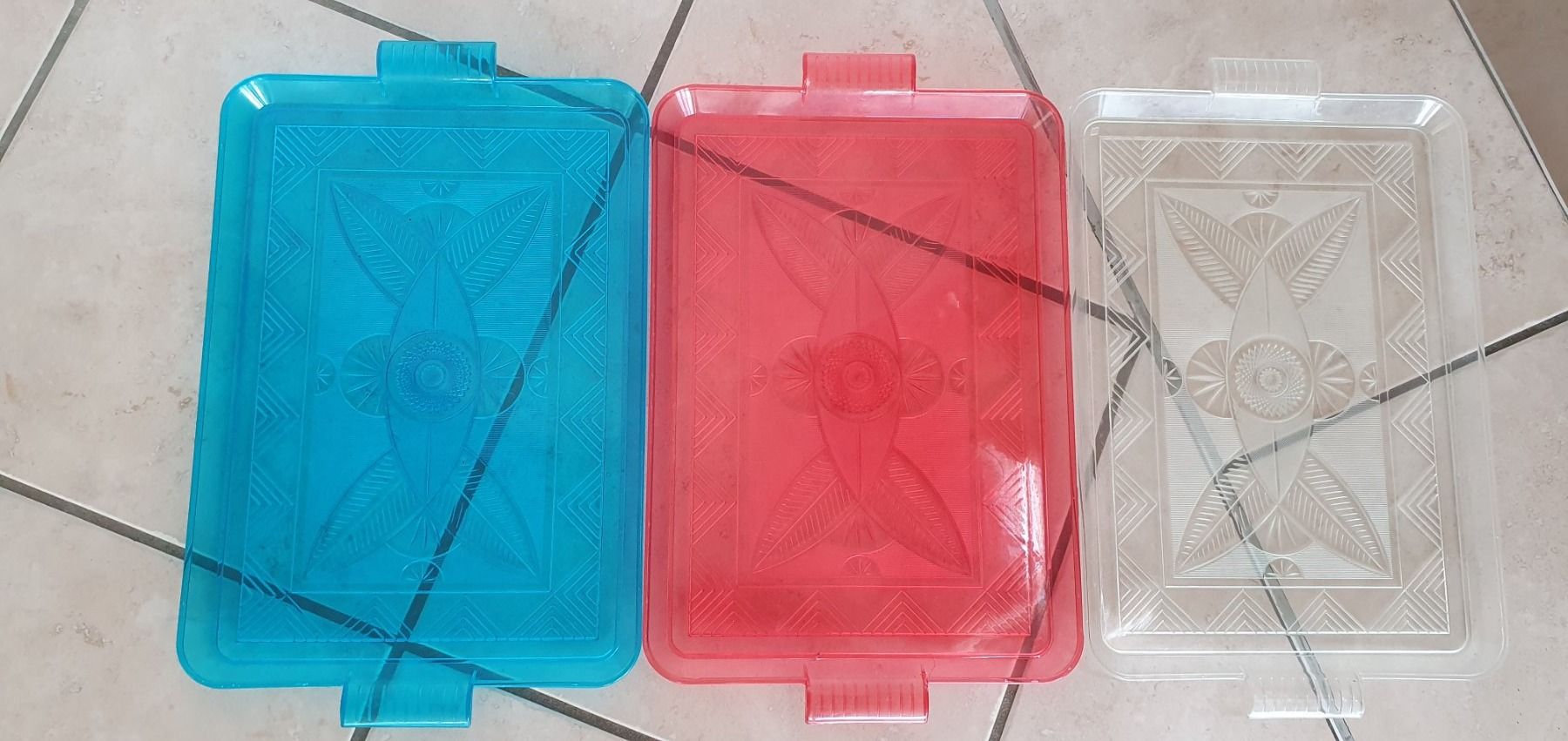 Parois & plafonds: 3 plateaux de service en plastique – D'occasion à Moutier par mar_7nrw