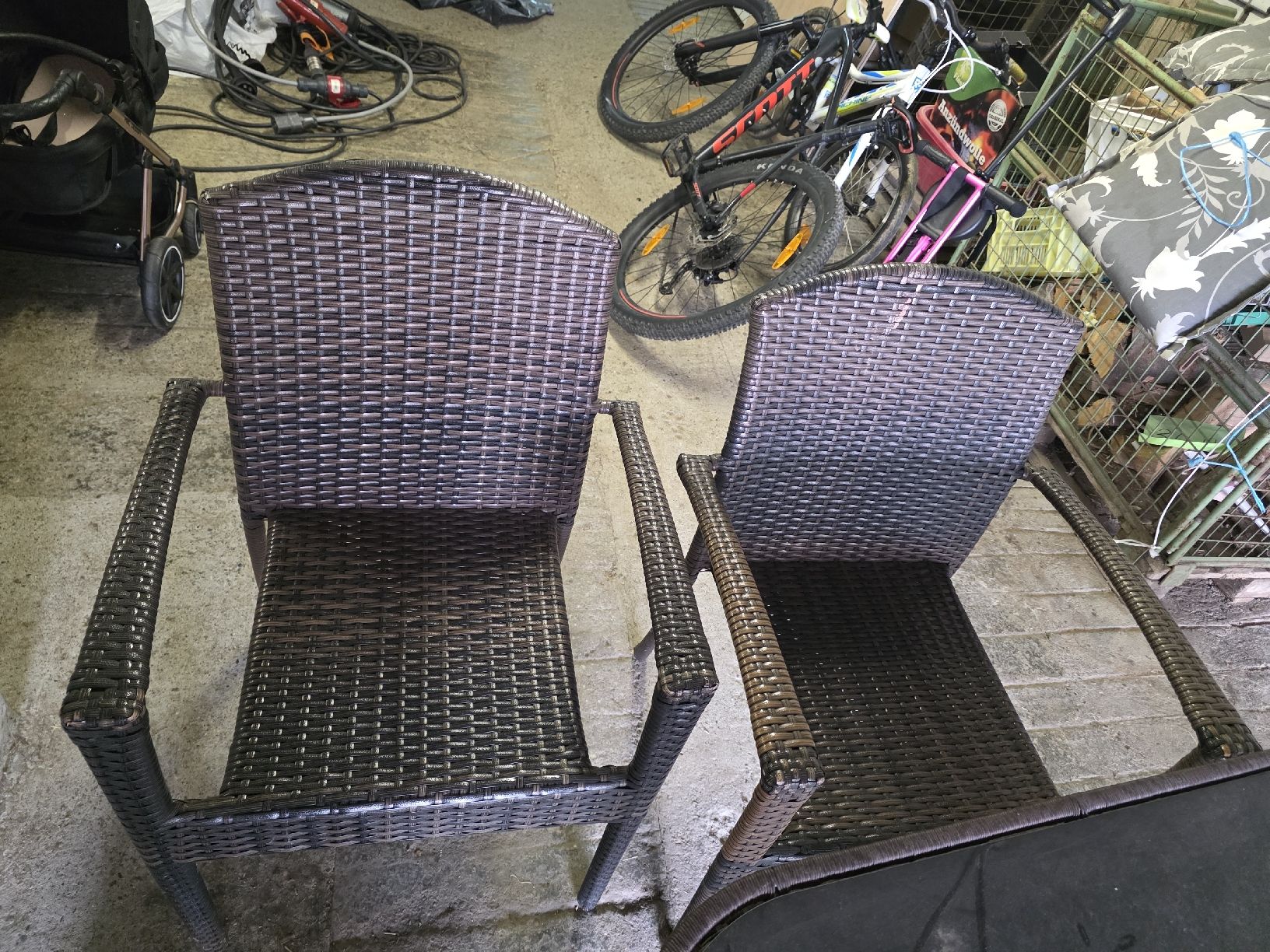 Set di tavolo e panche: Gartentisch mit 5 Stühlen braun mit Kratzern – Usato da Bözberg venduto da Escavado 1