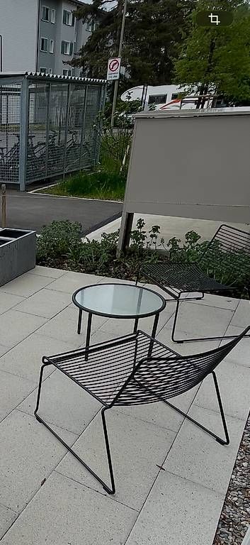 Tavoli: Kleiner Tisch mit Glasplatte für drinnen oder draussen – Usato da Winterthur venduto da SerafinaMelina