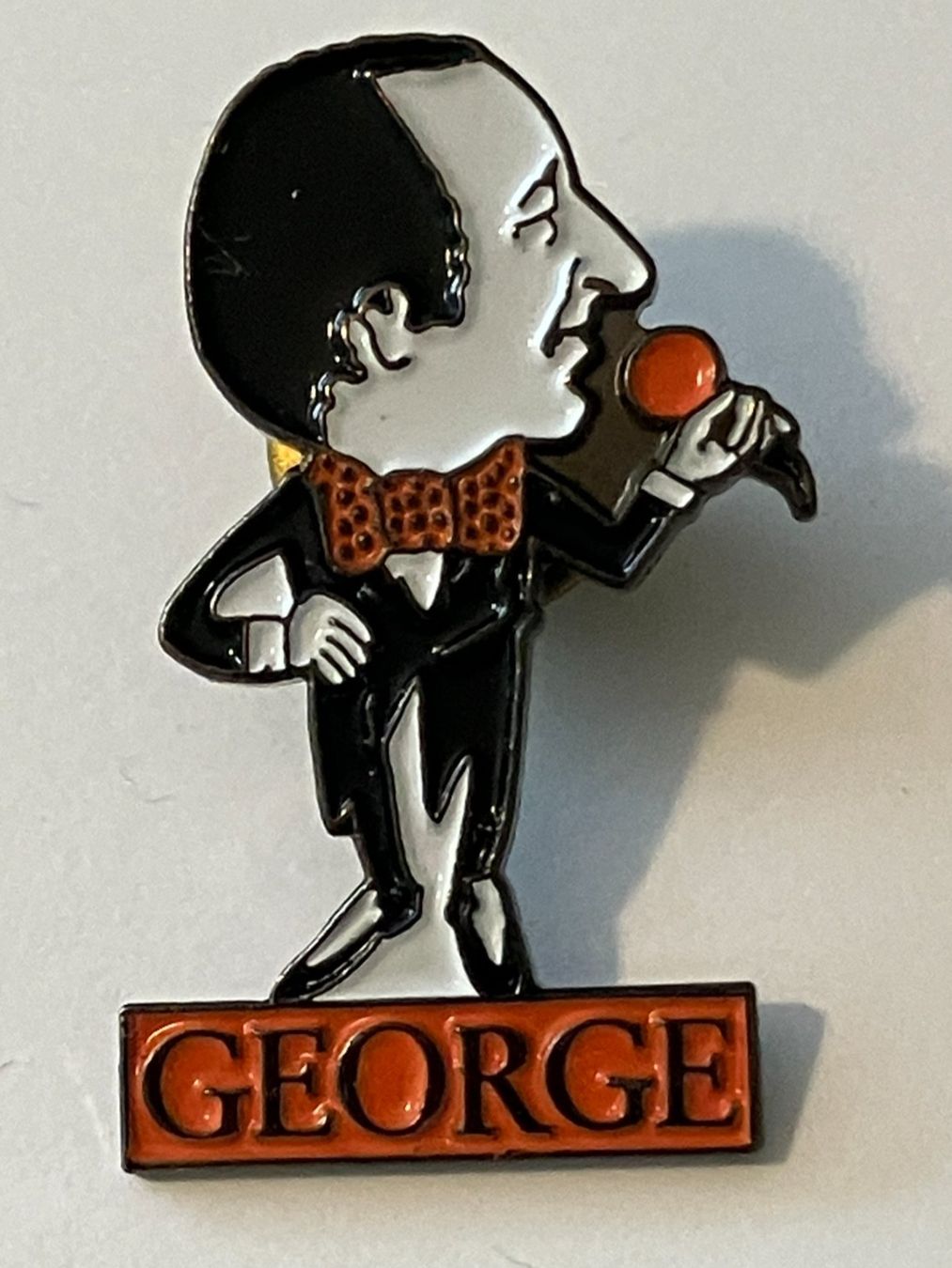 Placchette & Badge: 1 Pin George mit Mikrofon und Fliege – Usato da Basel venduto da djwwpp