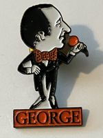 1 Pin George mit Mikrofon und Fliege