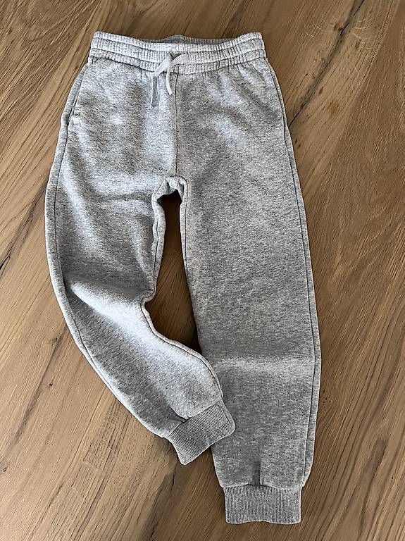 Pantaloni: Trainerhose hellgrau Grösse 122 – Usato da St. Niklausen LU venduto da Mimmi86