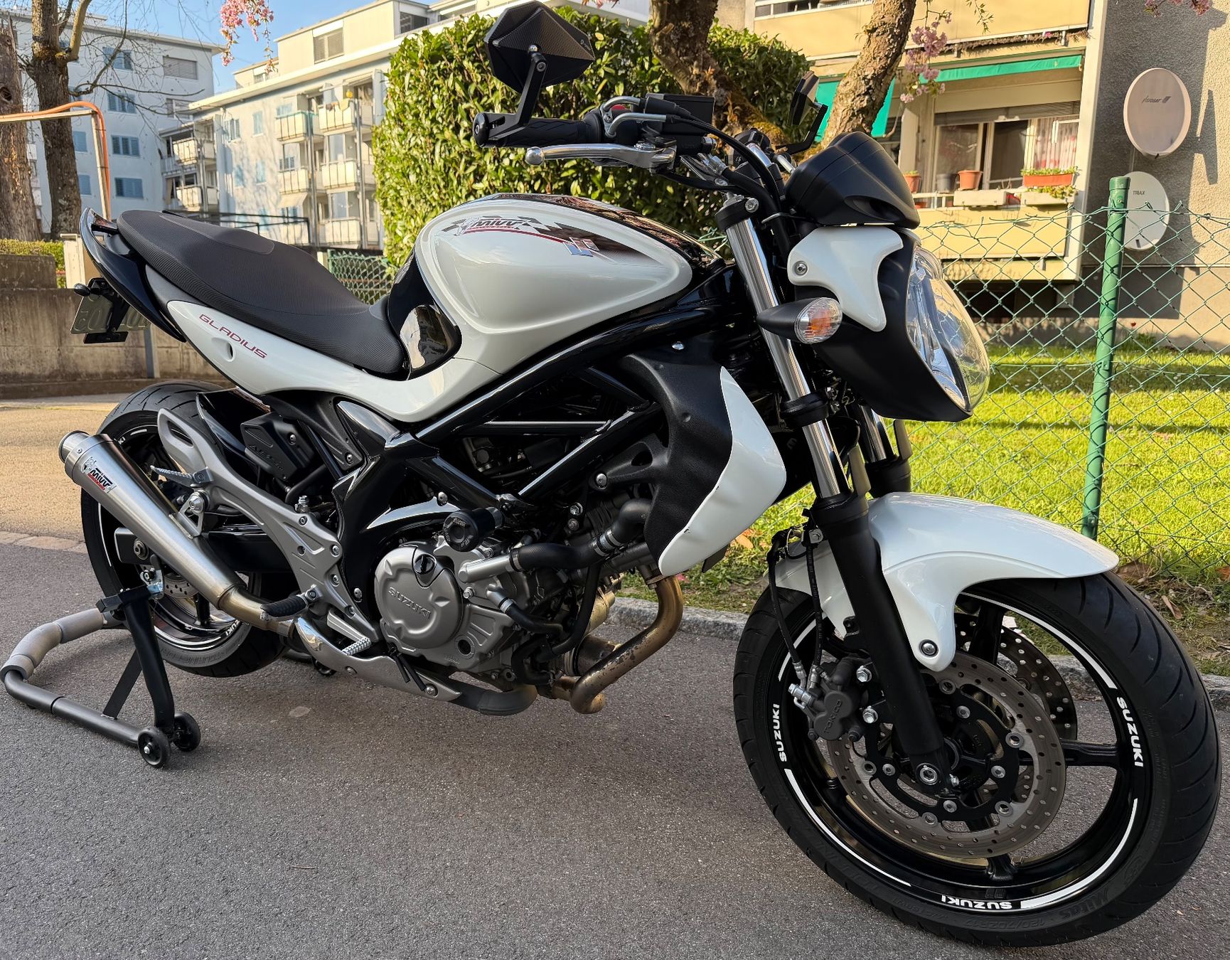 Suzuki Strada: Suzuki SFV 650 A Gladius Top Zustand – Usato da Dietikon venduto da W.Doctor