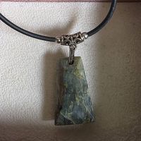 Collier avec pendentif en Jade ou Jadéite Suisse