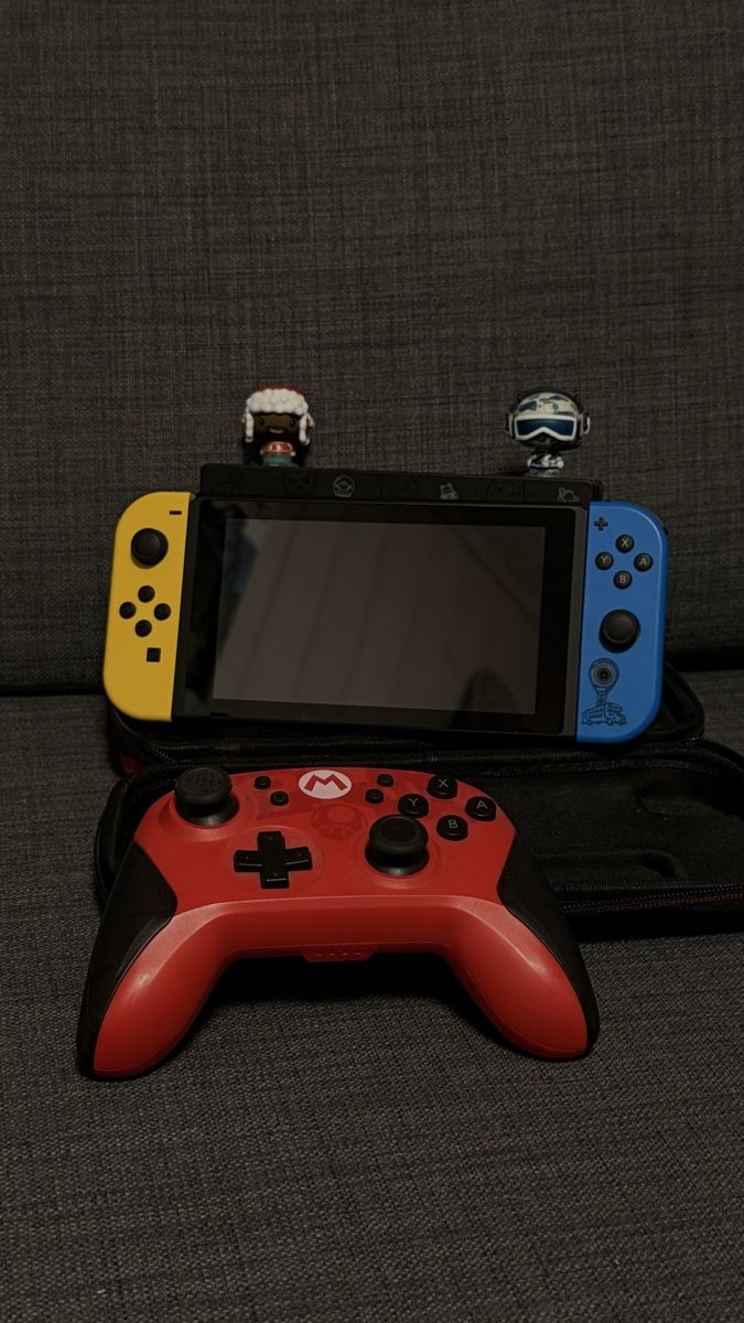 Nintendo Konsolen: Nintendo Switch Fortnite Edition mit Zubehör – Gebraucht aus Baar von len_ndf7