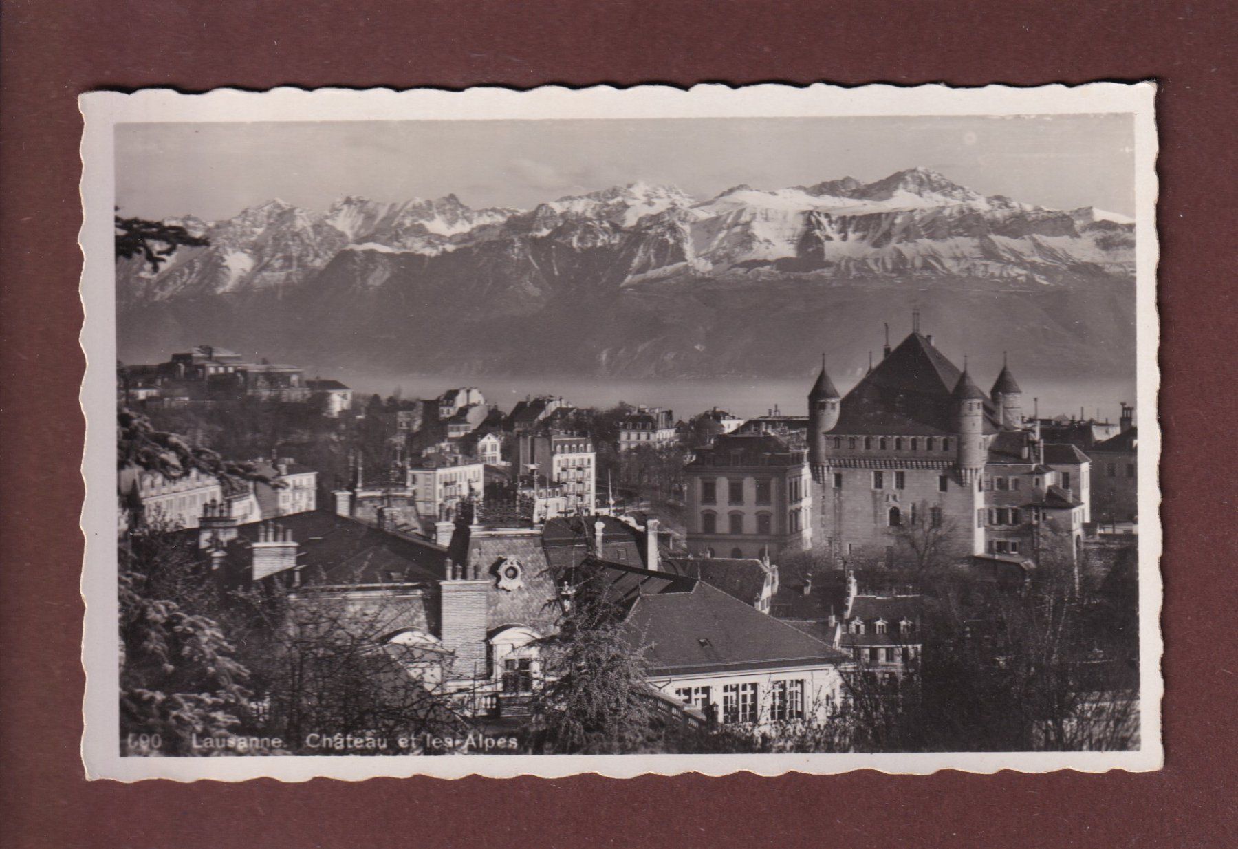 Cartoline postali: LAUSANNE - Château et Alpes – Usato da Pully venduto da nicecards