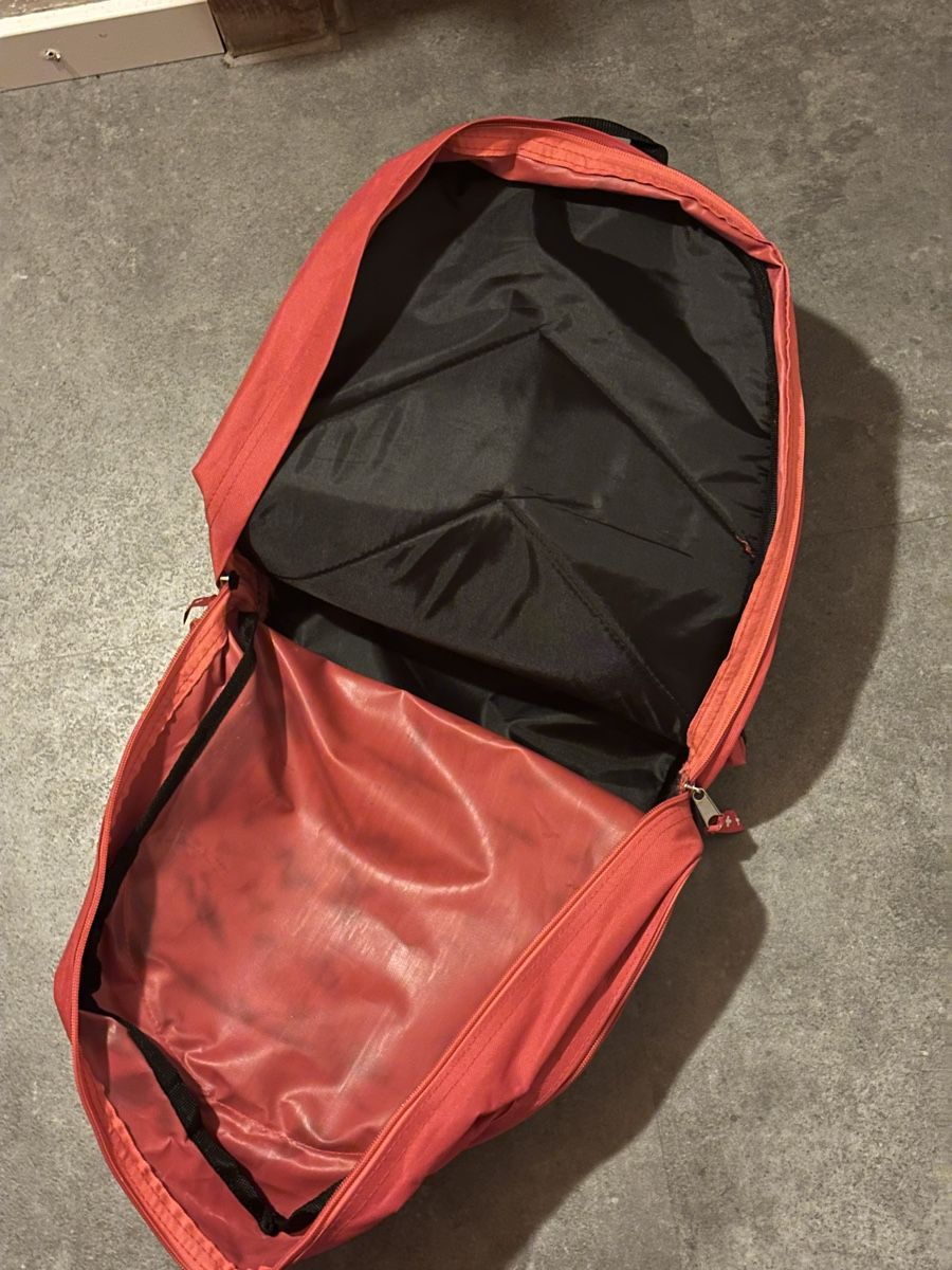 Zaini: Roter Spanset Rucksack mit Schweizerkreuz – Nuovo (secondo la descrizione) da Flanthey venduto da ale_xandra 4
