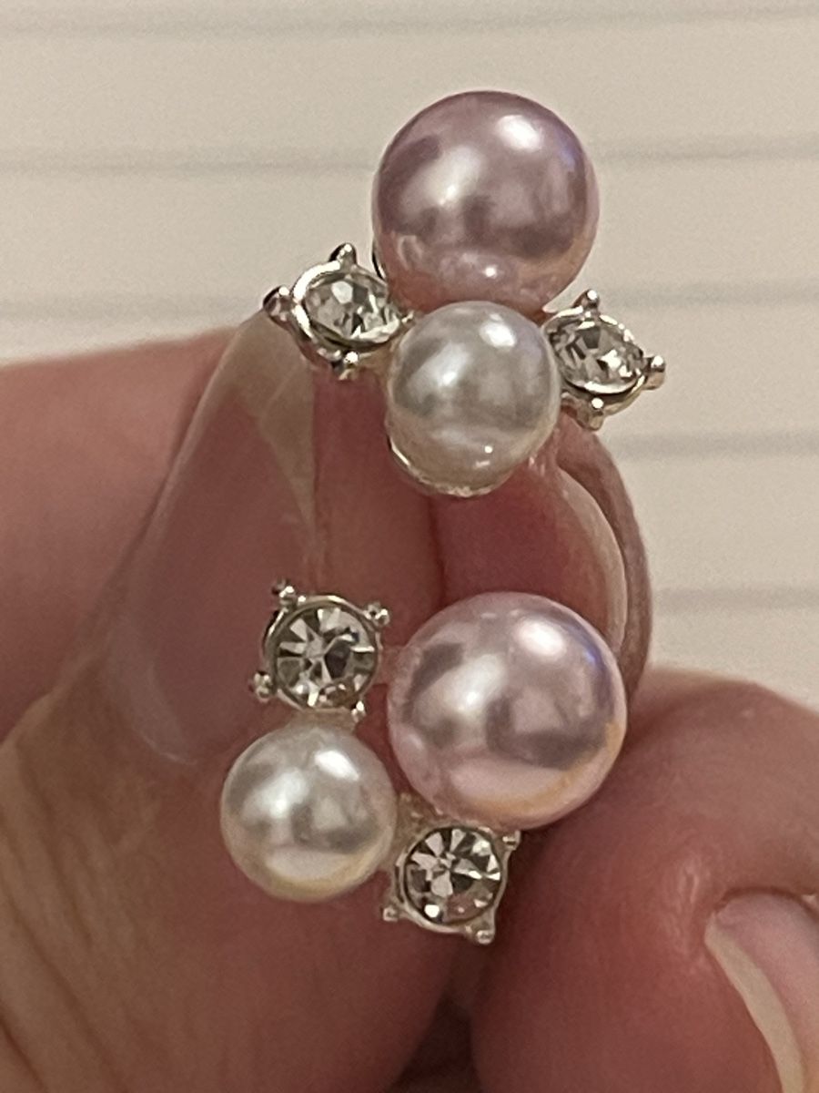 Orecchini pendenti & Orecchini a lobo: Jolis clous perles blanche et rose neufs – Nuovo (secondo la descrizione) da Kloten venduto da Vermicelles 7