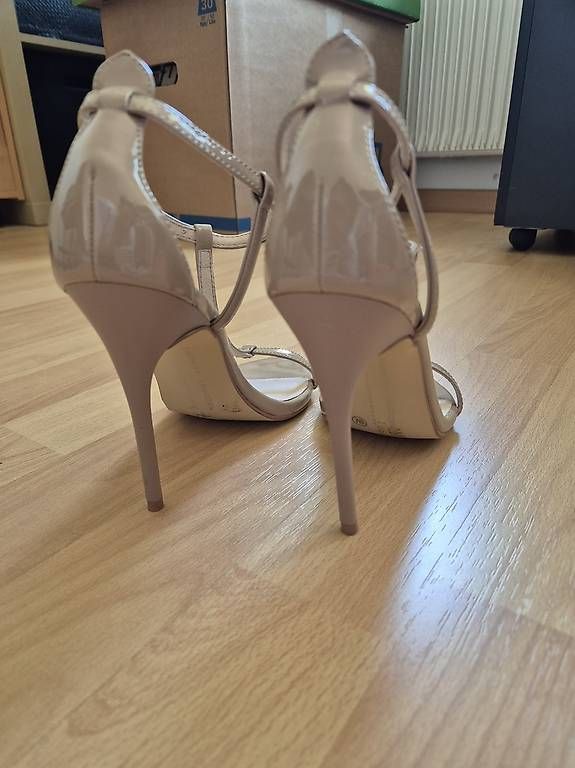Scarpe da donna: Chinese Laundry Heels / Sandaletten – Usato da Jegenstorf venduto da Crusty7 1